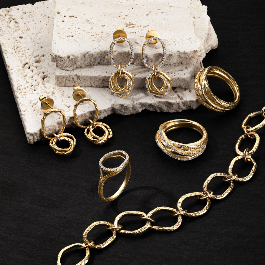 Teatro Gold East-West Oval Ring with Pavé Diamonds