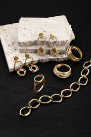 Teatro Gold East-West Oval Ring with Pavé Diamonds
