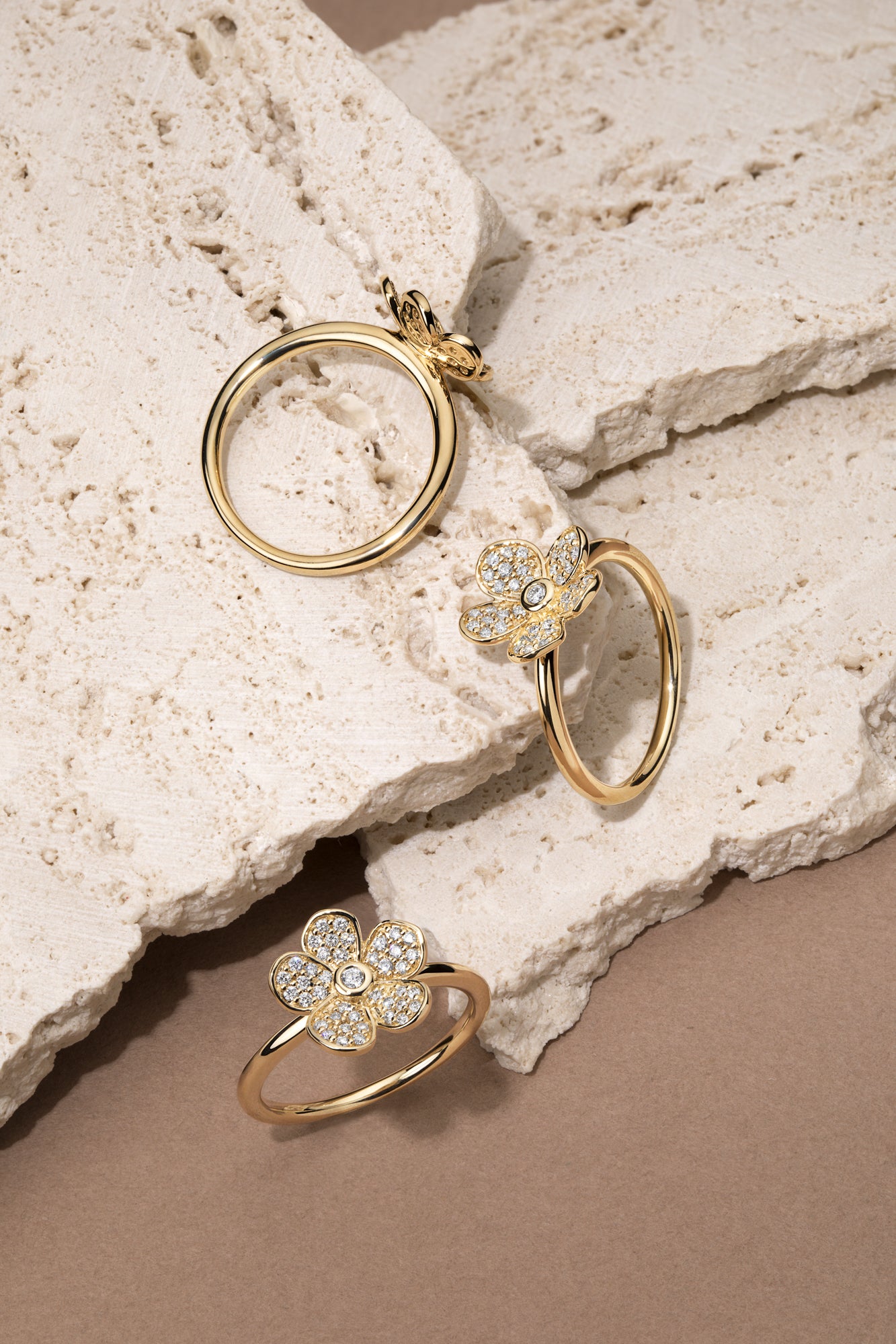 Medium Florette Ring in Pavé Diamonds