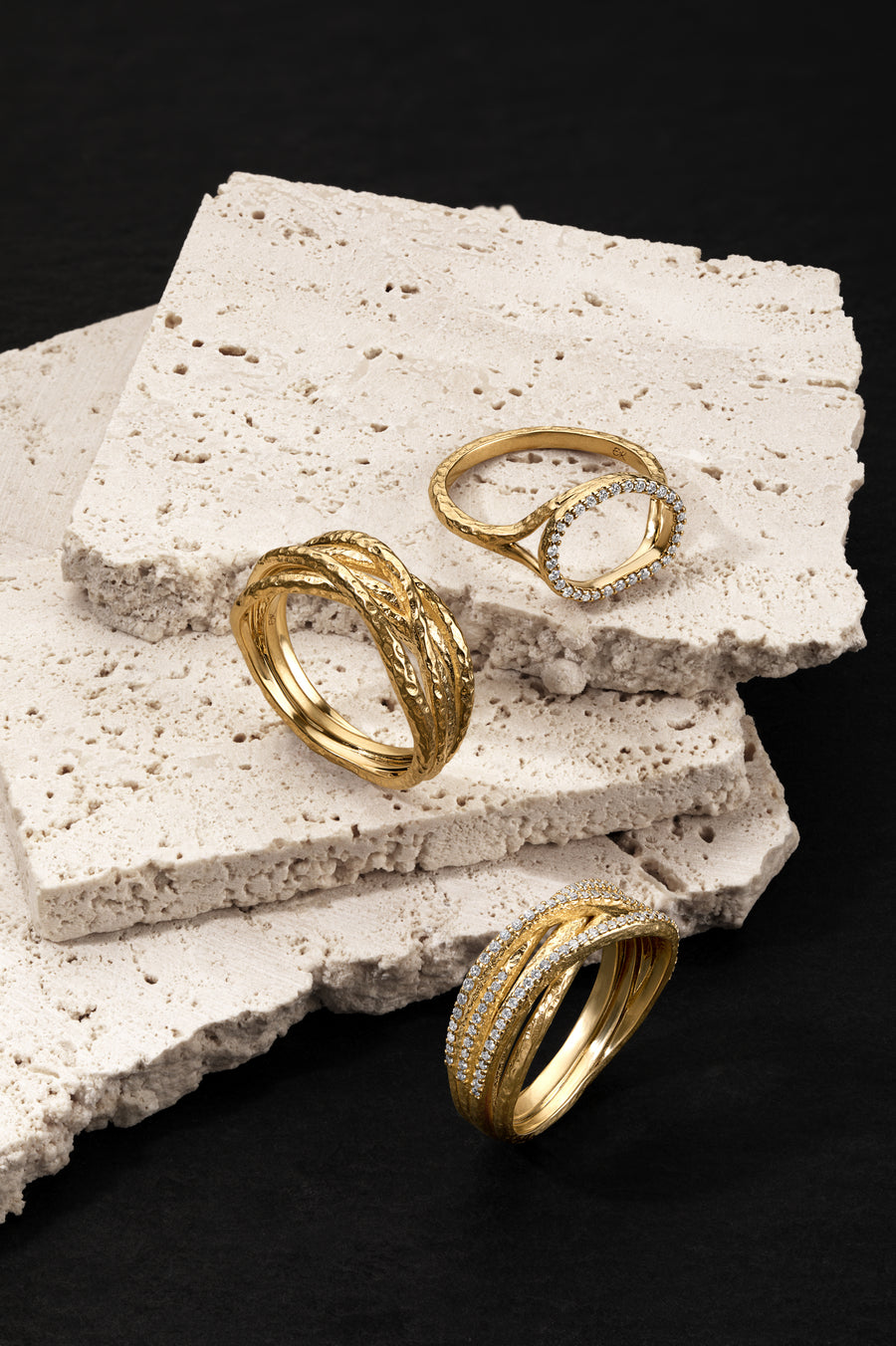 Teatro Gold East-West Oval Ring with Pavé Diamonds